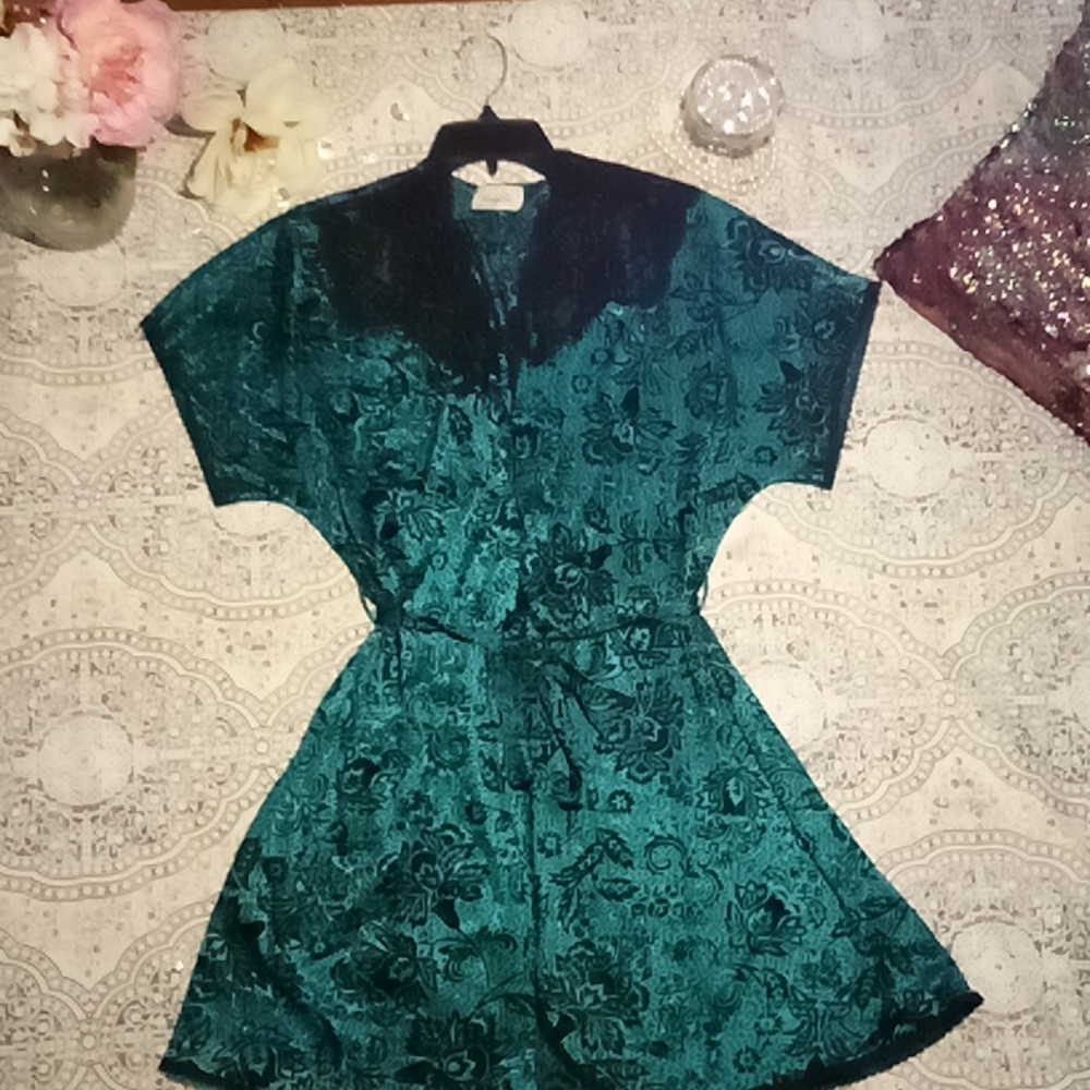 Vanity Fair lace detail overlay robe